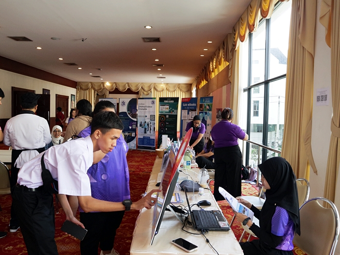 ภาพผู้สนใจร่วมกิจกรรมภายในบูทสำนักหอสมุดกลาง งาน RU Open House 2024 ภาพผู้สนใจร่วมกิจกรรมภายในบูทสำนักหอสมุดกลาง งาน RU Open House 2024