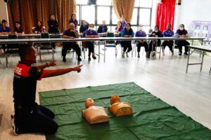 ภาพสาธิตการช่วยเหลือผู้ประสบภัยที่หมดสติ ด้วยการทำ CPR ปฐมพยาบาลเบื้องต้น