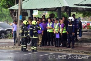 ภาพทีมป้องกันและระงับอัคคีภัย สำนักหอสมุดกลาง ตรวจสอบผู้ประสบภัย และรายงานเจ้าหน้าที่ดับเพลิง