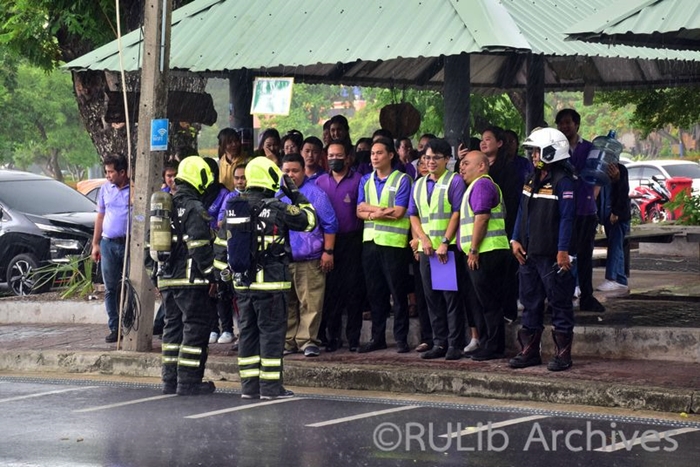 ภาพทีมป้องกันและระงับอัคคีภัย สำนักหอสมุดกลาง ตรวจสอบผู้ประสบภัย และรายงานเจ้าหน้าที่ดับเพลิง