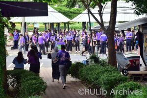 ภาพบุคลากรทุกคนเร่งอพยพหนีไฟเพื่อไปที่จุดรวมพล