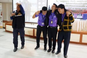 ภาพสาธิตการช่วยเหลือผู้ประสบภัยที่ยังมีสติพอเคลื่อนไหวได้