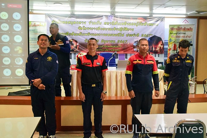 ภาพว่าที่ร้อยเอกญาณภัทร รัดยิ่ง และนายนันทิภาคย์ ธัญทวีรัชกุล และทีมงานจากสถานีดับเพลิงและกู้ภัยหัวหมาก กองปฏิบัติการดับเพลิงและกู้ภัย 4 สำนักป้องกันและบรรเทาสาธารณภัย กรุงเทพมหานคร