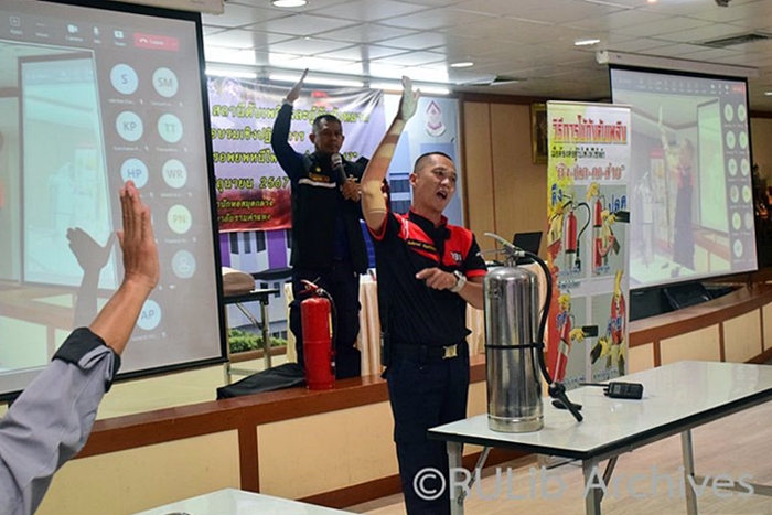ภาพว่าที่ร้อยเอกญาณภัทร รัดยิ่ง (บนเวที) และนายนันทิภาคย์ ธัญทวีรัชกุล สาธิตการใช้ถังดับเพลิง