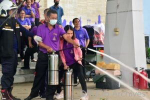 นายมานพ ศรีถมยา และน.ส.พัชราภรณ์ สมบุญมา ตัวแทนจากสำนักงานเลขานุการ ฝึกดับไฟจากถังแก๊ส และเพลิงที่กำลังไหม้น้ำมัน