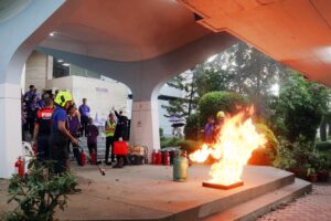 ภาพจำลองเหตุการณ์ดับไฟจากถังแก๊ส และเพลิงที่กำลังลุกไหม้น้ำมัน