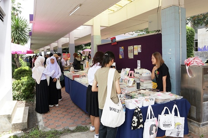 ภาพร้านหนังสือจากสำนักพิมพ์ชั้นนำ