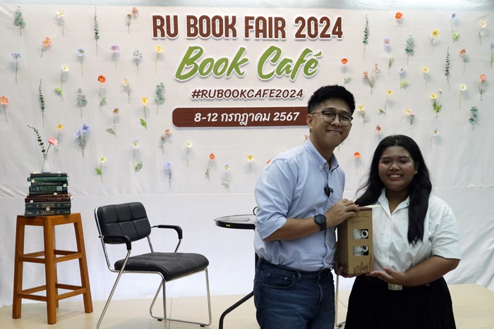 ภาพนักศึกษาผู้ร่วมกิจกรรมกับสำนักหอสมุดกลาง และได้รับรางวัลจากคุณอาทิตย์ ธรรมชาติ BookToker