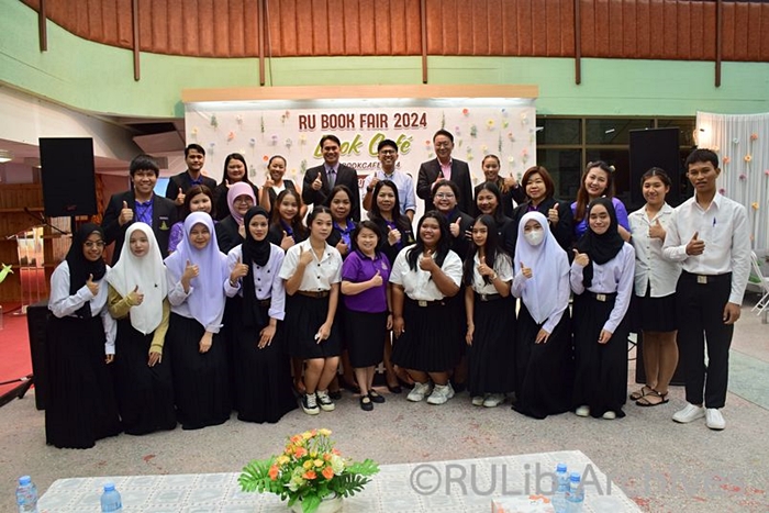 ภาพคณะผู้บริหาร คณะกรรมการผู้จัดงาน และตัวแทนนักศึกษา ถ่ายภาพร่วมกันหลังพิธีเปิดโครงการฯ