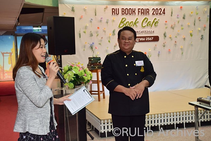 ภาพพิธีกรดำเนินรายการ คุณอัญชนา ศรีคำชุม แนะนำวิทยากร Workshop “Bakery Lover” อาจารย์วรงค์ ภู่ระหงษ์ อาจารย์ประจำภาควิชาคหกรรมศาสตร์