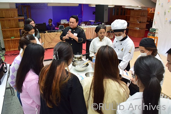 ภาพอาจารย์วรงค์ ภู่ระหงษ์ อาจารย์ประจำภาควิชาคหกรรมศาสตร์ แนะนำขั้นตอนและวิธีทำ “Blueberry Cheese Pie”