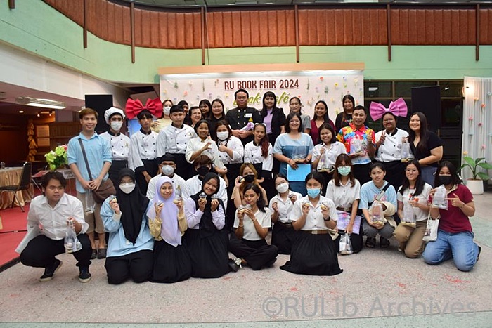 ภาพวิทยากร คณะกรรมการผู้จัดงาน บุคลากร นักศึกษาผู้เข้าร่วมกิจกรรม ถ่ายภาพร่วมกันหลังจบกิจกรรม