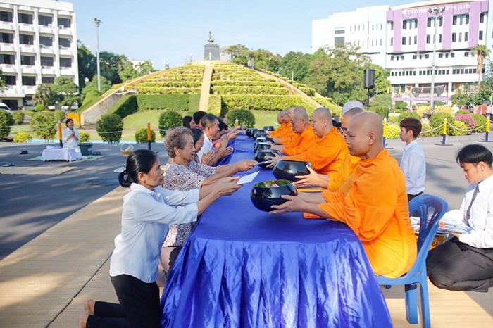 ภาพพิธีทำบุญตักบาตร คณะสงฆ์ 9 รูป เนื่องในโอกาส วันเกษียณอายุราชการ ประจำปี 2567