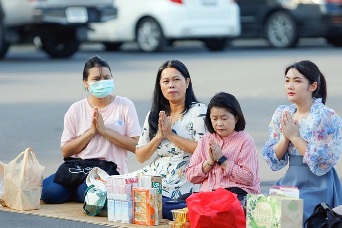 ภาพบุคลากรสำนักหอสมุดกลางร่วมพิธีทำบุญตักบาตร