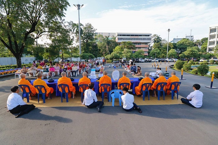 ภาพระหว่างพิธีทำบุญตักบาตร คณะสงฆ์ 9 รูป เนื่องในโอกาส วันเกษียณอายุราชการ ประจำปี 2567
