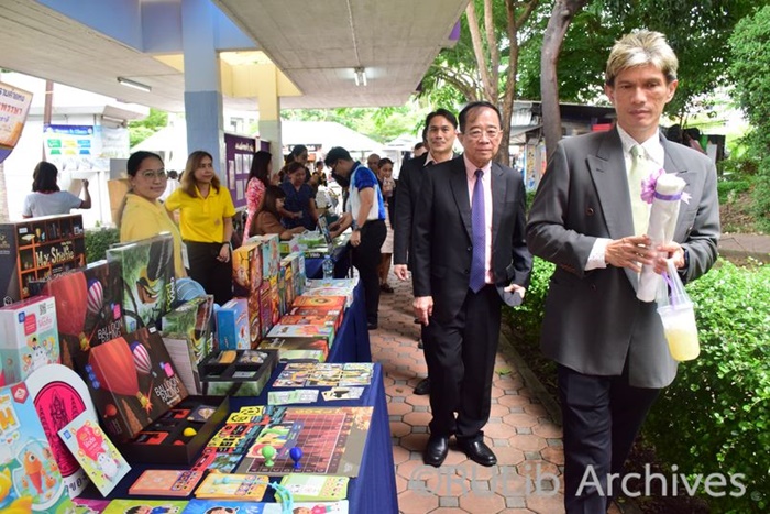 ภาพผู้ช่วยศาสตราจารย์วุฒิศักดิ์ ลาภเจริญทรัพย์ และคณะผู้บริหาร เยี่ยมชมร้านร้านหนังสือจากสำนักพิมพ์ชื่อดัง