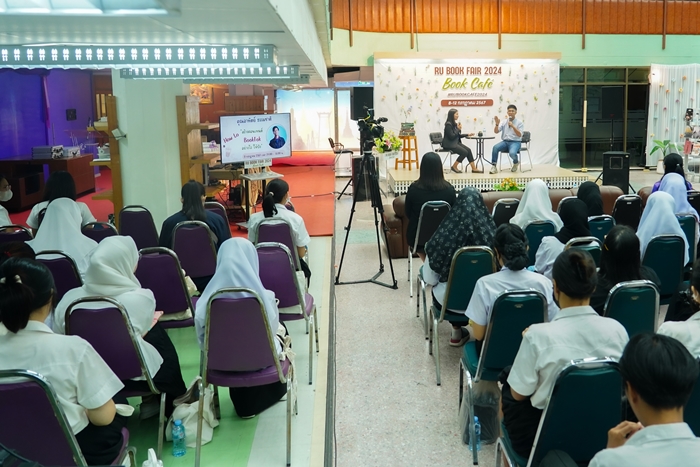 ภาพการเสวนา เรื่อง "How to สร้างคอนเทนต์ BookTok อย่างไรให้ปัง" กับคุณอาทิตย์ ธรรมชาติ BookToker