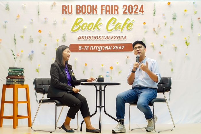 ภาพการเสวนา เรื่อง "How to สร้างคอนเทนต์ BookTok อย่างไรให้ปัง" กับคุณอาทิตย์ ธรรมชาติ ดำเนินรายการโดย คุณธนพรรณ ธนันทา บรรณารักษ์ปฏิบัติการ หน่วยเทคโนโลยีสารสนเทศ