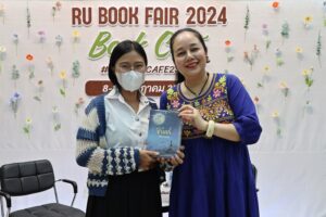 ภาพผู้นักศึกษา ผู้ร่วมงานได้รับรางวัลจากคุณชญาน์พิมพ์