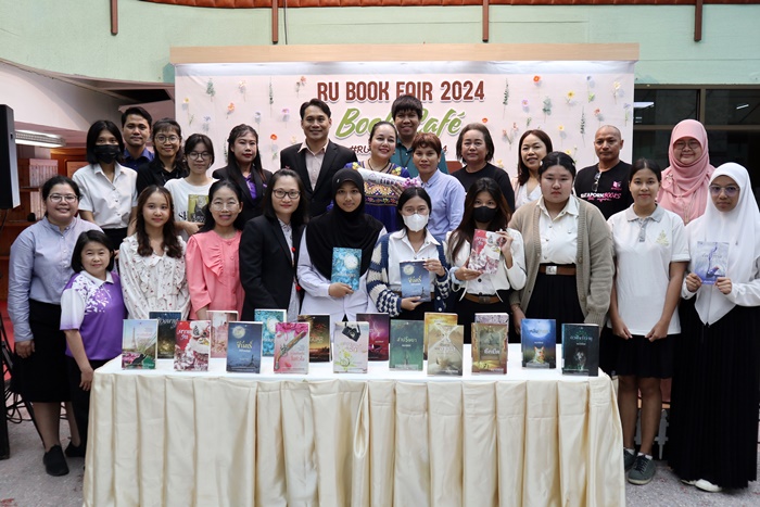 ภาพวิทยากร ผู้ดำเนินรายการ ผู้ได้รับรางวัล และคณะกรรมการผู้จัดงาน ถ่ายภาพร่วมกันหลังจบกิจกรรมการเสวนาฯ