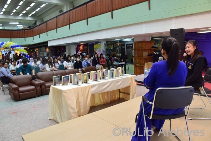 ภาพบรรยากาศหน้าเวทีการเสวนา เรื่อง "เปิดใจ 'ชญาน์พิมพ์' เจ้าของบทประพันธ์สุดฮิต"