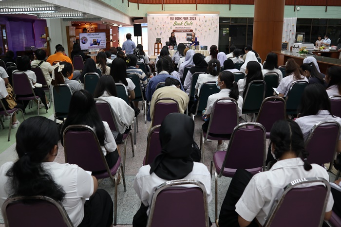 ภาพรวมผู้ร่วมงานการเสวนา เรื่อง "เปิดใจ 'ชญาน์พิมพ์' เจ้าของบทประพันธ์สุดฮิต"