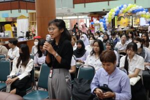 ภาพผู้ร่วมงาน สอบถามวิทยากร คุณชญาน์พิมพ์ เพื่อแบ่งปันประสบการณ์การเป็นนักประพันธ์ ที่ได้รับความนิยม