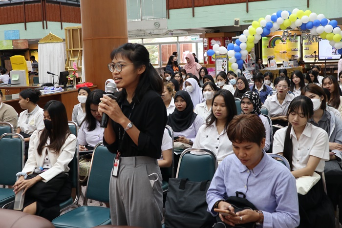 ภาพผู้ร่วมงาน สอบถามวิทยากร คุณชญาน์พิมพ์ เพื่อแบ่งปันประสบการณ์การเป็นนักประพันธ์ ที่ได้รับความนิยม