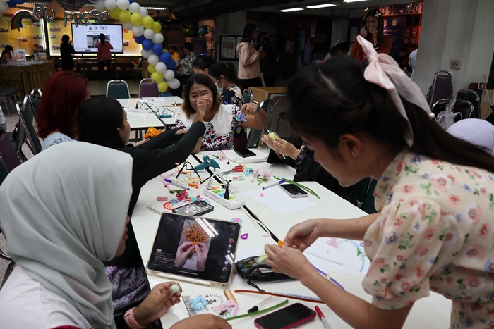 ภาพสาธิตการทำลวดดอกไม้กำมะหยี่ ให้กับผู้ร่วมงาน