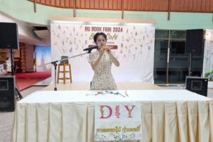 ภาพคุณชนิกานต์ บรรจมาตย์ บรรณารักษ์ปฏิบัติการ วิทยากร Workshop "DIY ลวดดอกไม้กำมะหยี่"