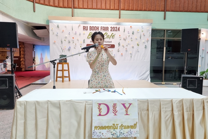 ภาพคุณชนิกานต์ บรรจมาตย์ บรรณารักษ์ปฏิบัติการ วิทยากร Workshop "DIY ลวดดอกไม้กำมะหยี่"
