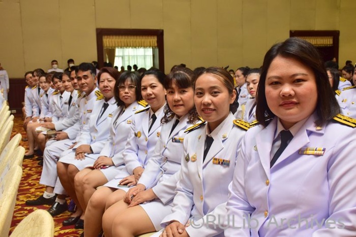 ภาพอาจารย์พิมพ์ชนก โพธิปัสสา รองผู้อำนวยการฝ่ายวิชาการและวิจัย (คนแรกขวามือ) และอาจารย์สมกมล รักวีรธรรม รองผู้อำนวยการฝ่ายบริหาร (คนที่สองจากขวามือ) นำบุคลากรสำนักหอสมุดกลาง ร่วมงานวันเฉลิมพระชนมพรรษาพระบาทสมเด็จพระเจ้าอยู่หัวฯ ภาพอาจารย์พิมพ์ชนก โพธิปัสสา รองผู้อำนวยการฝ่ายวิชาการและวิจัย (คนแรกขวามือ) และอาจารย์สมกมล รักวีรธรรม รองผู้อำนวยการฝ่ายบริหาร (คนที่สองจากขวามือ) นำบุคลากรสำนักหอสมุดกลาง ร่วมงานวันเฉลิมพระชนมพรรษาพระบาทสมเด็จพระเจ้าอยู่หัวฯ