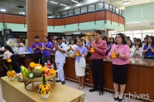 ภาพผู้บริหารและบุคลากรสำนักหอสมุดกลาง ประกอบพิธีสักการะพระบาทสมเด็จพระพุทธยอดฟ้าจุฬาโลกมหาราช (รัชกาลที่ 1) ณ บริเวณชั้น 1 อาคาร 1