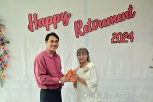 ภาพผู้อำนวยการสำนักหอสมุดกลาง มอบของที่ระลึกให้กับ คุณรจนา วงเวียน ผู้เกษียณอายุราชการ ปี 2567