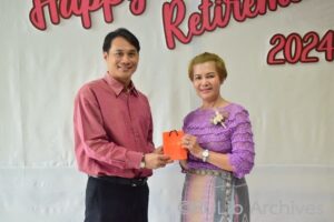 ภาพผู้อำนวยการสำนักหอสมุดกลาง มอบของที่ระลึกให้กับ คุณรานี วงษ์สิงห์ ผู้เกษียณอายุราชการ ปี 2567