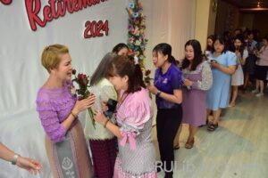 ภาพบุคลากรสำนักหอสมุดกลาง มอบดอกกุหลาบเป็นกำลังใจให้กับผู้เกษียณอายุราชการ