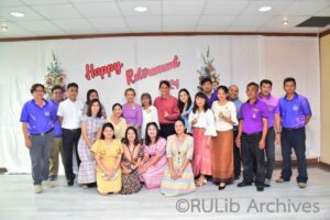 ภาพบุคลากรสำนักงานเลขานุการ สำนักหอสมุดกลาง ถ่ายภาพร่วมกับผู้เกษียณอายุราชการ