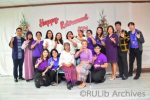 ภาพบุคลากรฝ่ายจัดการทรัพยากรสารสนเทศ สำนักหอสมุดกลาง ถ่ายภาพร่วมกับผู้เกษียณอายุราชการ