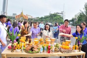 ภาพผู้บริหาร และบุคลากรสำนักหอสมุดกลาง ประกอบพิธีบวงสรวงพ่อขุนรามคำแหงมหาราช