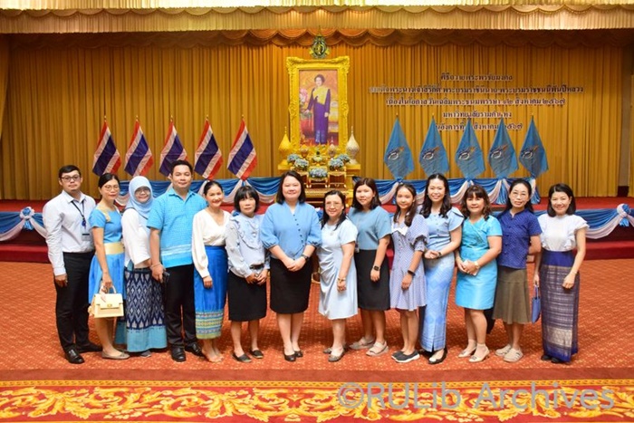 ภาพอาจารย์พิมพ์ชนก โพธิปัสสา รองผู้อำนวยการฝ่ายวิชาการและวิจัย (คนที่ 7 นับจากซ้าย) พร้อมด้วยบุคลากรสำนักหอสมุดกลาง เข้าร่วมโครงการรามคำแหงรวมใจแต่งผ้าไทยเฉลิมพระเกียรติสมเด็จพระนางเจ้าสิริกิติ์ฯ