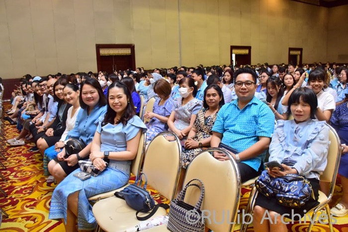 ภาพบุคลากรสำนักหอสมุดกลาง เข้าร่วมโครงการรามคำแหงรวมใจแต่งผ้าไทยเฉลิมพระเกียรติสมเด็จพระนางเจ้าสิริกิติ์ฯ