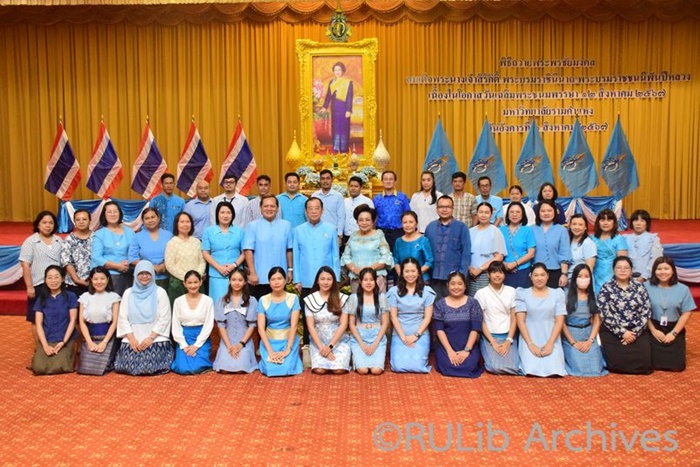 ภาพบุคลากรสำนักหอสมุดกลาง เข้าร่วมโครงการรามคำแหงรวมใจแต่งผ้าไทยเฉลิมพระเกียรติสมเด็จพระนางเจ้าสิริกิติ์ฯ ถ่ายภาพกับประธานในพิธี