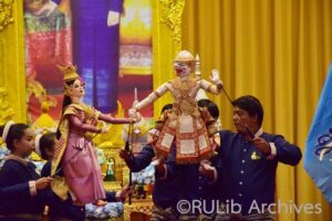ภาพการแสดงหุ่นละครเล็ก เรื่อง รามเกียรติ์ ตอน หนุมานจับนางเบญกายโดย คณะสาคร หุ่นละครเล็ก (โจหลุยส์)