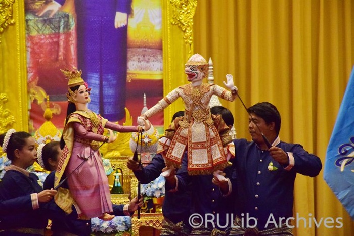ภาพการแสดงหุ่นละครเล็ก เรื่อง รามเกียรติ์ ตอน หนุมานจับนางเบญกายโดย คณะสาคร หุ่นละครเล็ก (โจหลุยส์)