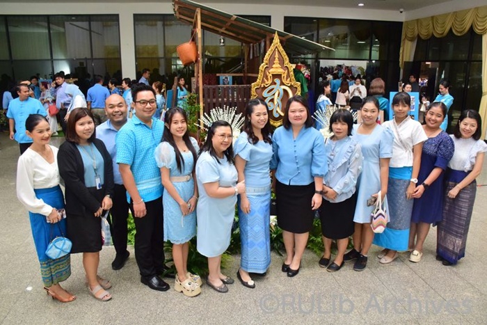 ภาพบุคลากรสำนักหอสมุดกลาง เข้าร่วมพิธีเปิดนิทรรศการฉลิมพระเกียรติสมเด็จพระนางเจ้าสิริกิติ์ฯ