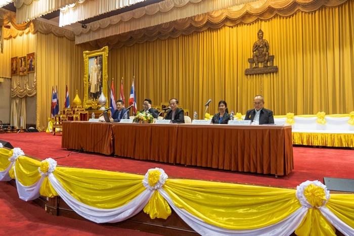 ภาพผู้ช่วยศาสตราจารย์วุฒิศักดิ์ ลาภเจริญทรัพย์ และประธานกรรมการฝ่ายต่าง ๆ ร่วมชี้แจงในที่ประชุม