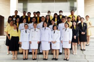 ภาพบุคลากรสำนักหอสมุดกลาง เตรียมความพร้อมก่อนเข้าร่วมงานน้อมรำลึกในพระมหากรุณาธิคุณฯ