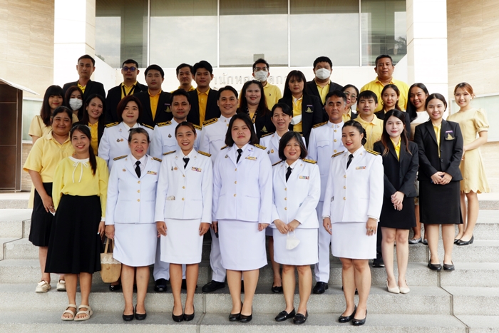 ภาพบุคลากรสำนักหอสมุดกลาง เตรียมความพร้อมก่อนเข้าร่วมงานน้อมรำลึกในพระมหากรุณาธิคุณฯ