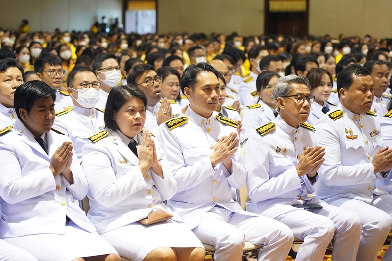 ภาพอาจารย์ ดร.ภูวเดช ธนิชานนท์ ผู้อำนวยการสำนักหอสมุดกลาง (คนกลาง) นำบุคลากรสำนักหอสมุดกลาง ร่วมงานน้อมรำลึกในพระมหากรุณาธิคุณฯ ภาพอาจารย์ ดร.ภูวเดช ธนิชานนท์ ผู้อำนวยการสำนักหอสมุดกลาง (คนกลาง) นำบุคลากรสำนักหอสมุดกลาง ร่วมงานน้อมรำลึกในพระมหากรุณาธิคุณฯ