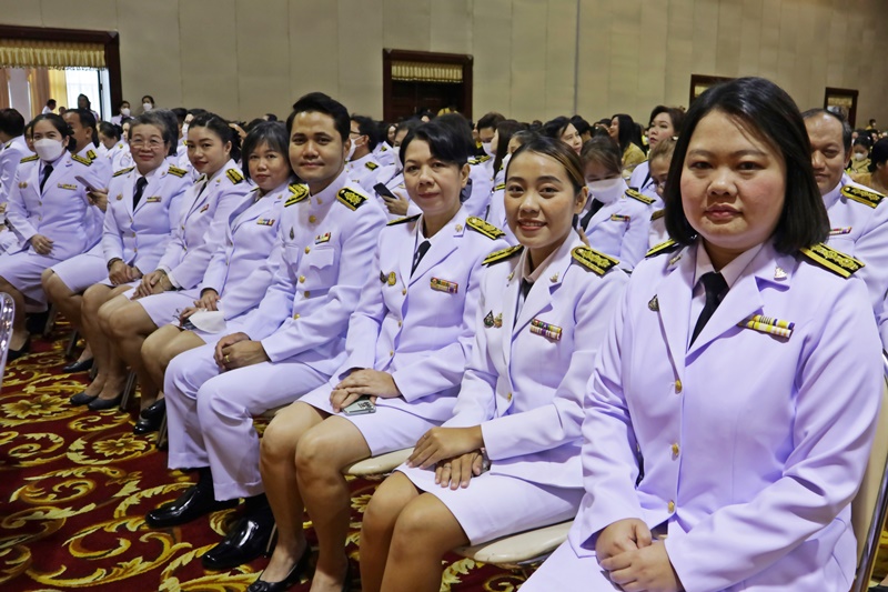 ภาพอาจารย์ พิมพ์ชนก โพธิปัสสา รองผู้อำนวยการฝ่ายวิชาการและวิจัย (คนแรกจากขวา) และอาจารย์ สมกมล รักวีรธรรม รองผู้อำนวยการฝ่ายบริหาร (คนที่สองจากขวา) นำบุคลากรสำนักหอสมุดกลาง ร่วมงานน้อมรำลึกในพระมหากรุณาธิคุณฯ ภาพอาจารย์ พิมพ์ชนก โพธิปัสสา รองผู้อำนวยการฝ่ายวิชาการและวิจัย (คนแรกจากขวา) และอาจารย์ สมกมล รักวีรธรรม รองผู้อำนวยการฝ่ายบริหาร (คนที่สองจากขวา) นำบุคลากรสำนักหอสมุดกลาง ร่วมงานน้อมรำลึกในพระมหากรุณาธิคุณฯ